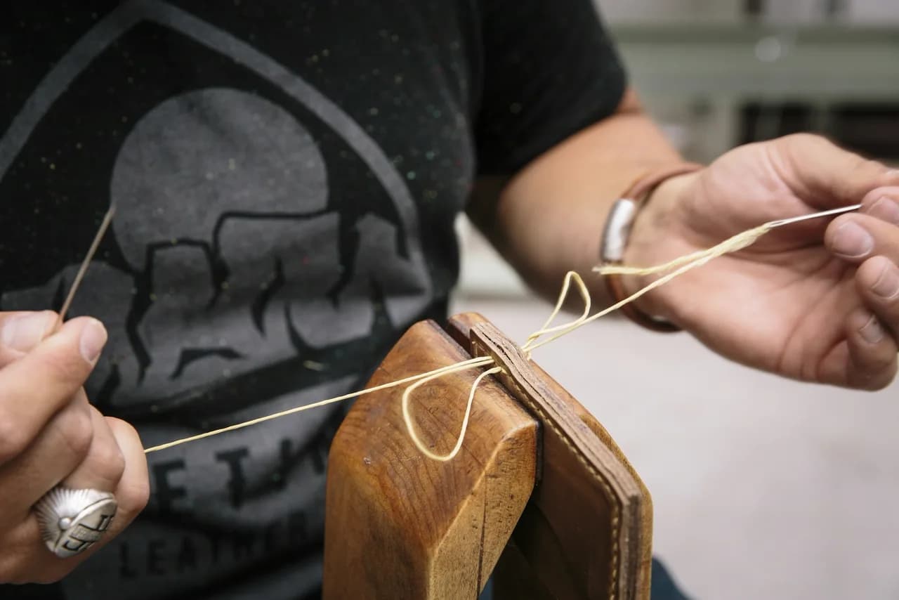 Valoriser l’artisanat suisse : accompagner un atelier de cuir vers ses premiers partenariats
